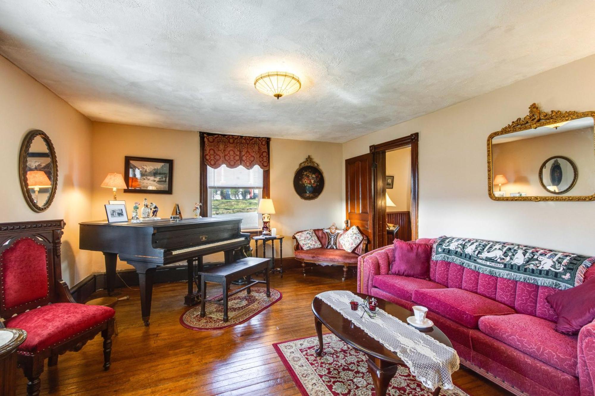 Victorian Home With Porch 6 Mi To Hickory Run Park! 화이트 해이븐 외부 사진